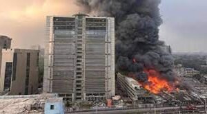 বঙ্গবাজারে দাউ দাউ করে জ্বলছে আগুন , আগুন ছড়িয়ে পড়েছে আশেপাশেআর ভবনেও