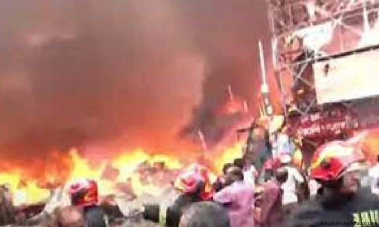 বঙ্গবাজারে দাউ দাউ করে জ্বলছে আগুন , আগুন ছড়িয়ে পড়েছে আশেপাশেআর ভবনেও