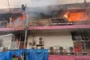 রাজধানীর নিউ সুপার মার্কেটে আগুন, নিয়ন্ত্রণে কাজ করছে ফায়ার সার্ভিসের ৩০টি ইউনিট 3 রাজধানীর নিউ সুপার মার্কেটে আগুন, নিয়ন্ত্রণে কাজ করছে ফায়ার সার্ভিসের ৩০টি ইউনিট