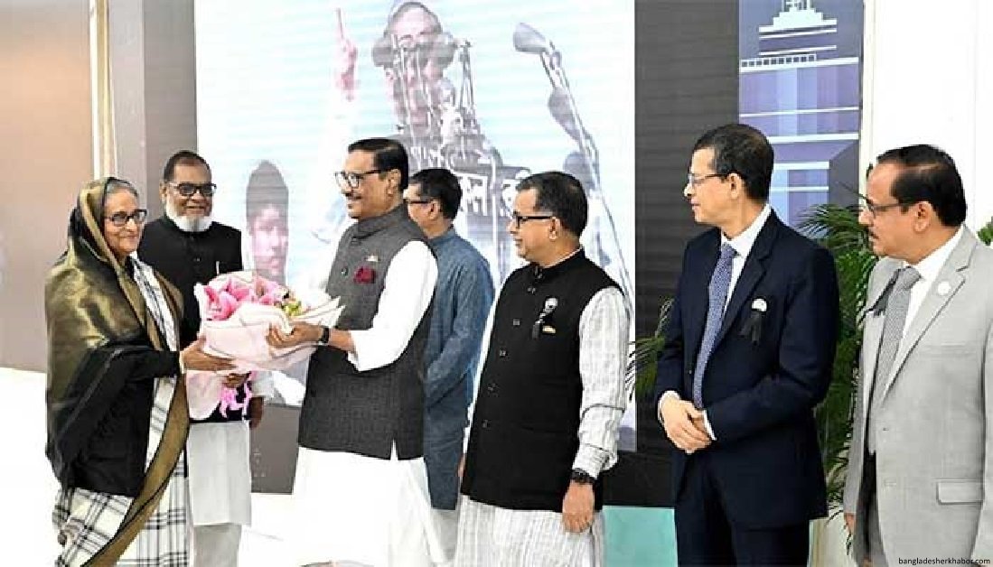 দেশে ফিরেছেন প্রধানমন্ত্রী