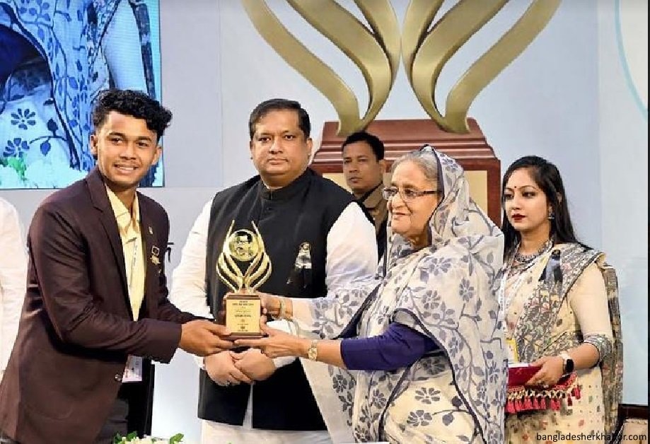 শেখ কামাল জাতীয় ক্রীড়া পরিষদপুরস্কার দিলেন প্রধানমন্ত্রী