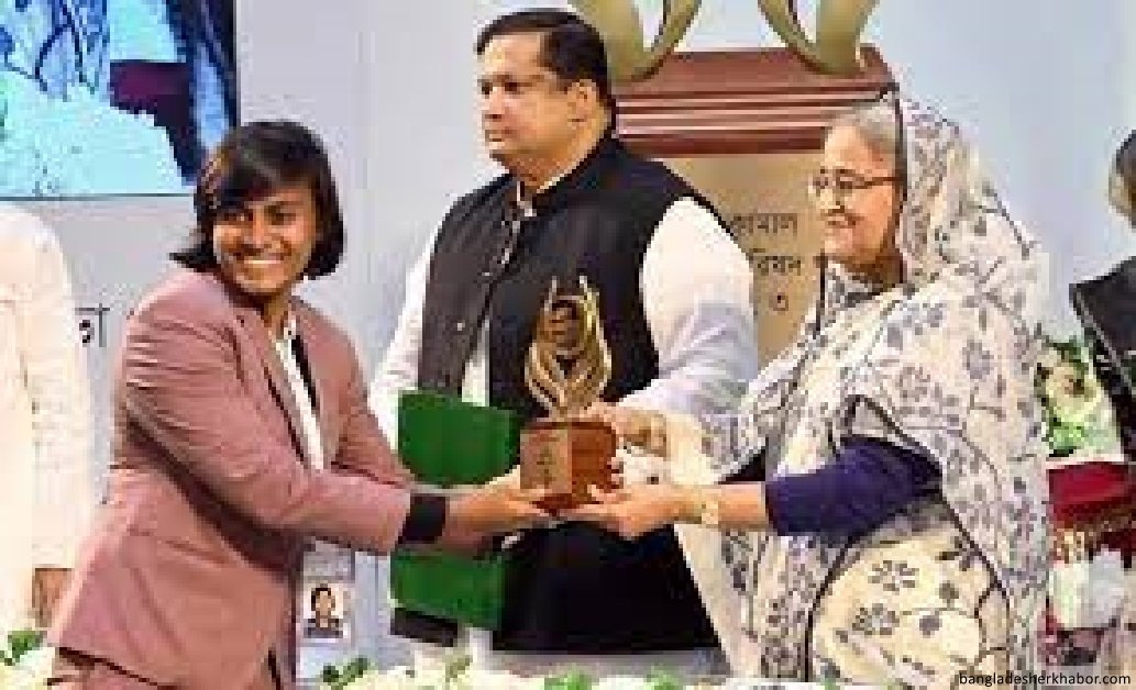 শেখ কামাল জাতীয় ক্রীড়া পরিষদপুরস্কার দিলেন প্রধানমন্ত্রী