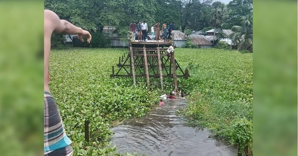 বৌ-ভাতের অনুষ্ঠানে আসার পথে সেতু ভেঙে মাইক্রোবাস খালে, নিহত ৯