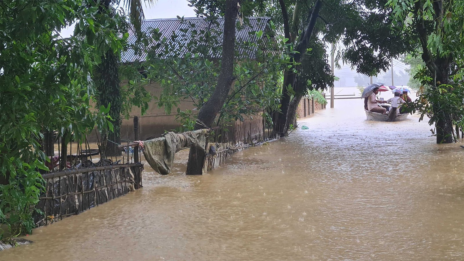 কক্সবাজারের আড়াই লাখ মানুষ পানিবন্দি, খাবার পানি ও শুকনা খাবার সংকট!
