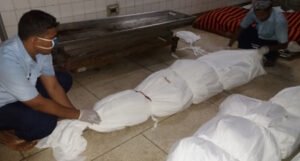 ঢাকা মেডিকেল মর্গে গুলিবিদ্ধ লাশের সারি 2 ঢাকা মেডিকেল মর্গে গুলিবিদ্ধ লাশের সারি