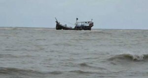 বঙ্গোপসাগরে ভাসমান ১২ বাংলাদেশিকে উদ্ধার করলো ভারতীয় জেলেরা